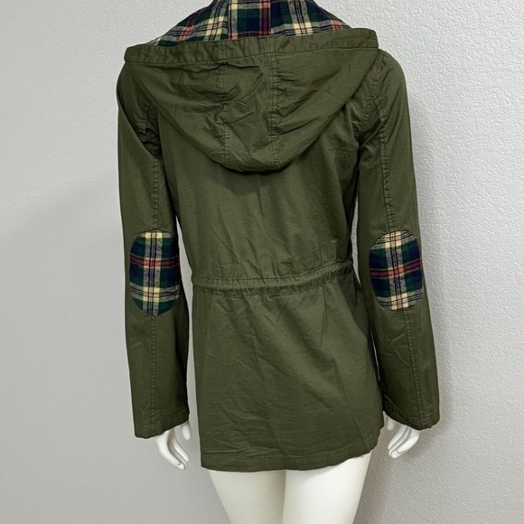 Lightweight Vintage Jacket with Plaid Accents - Picture 7 of 13